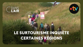 Le village d’Etretat, assaillie par des milliers de touristes, étouffe