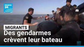 Traversée de la Manche : des gendarmes français crèvent le bateau de migrants • FRANCE 24